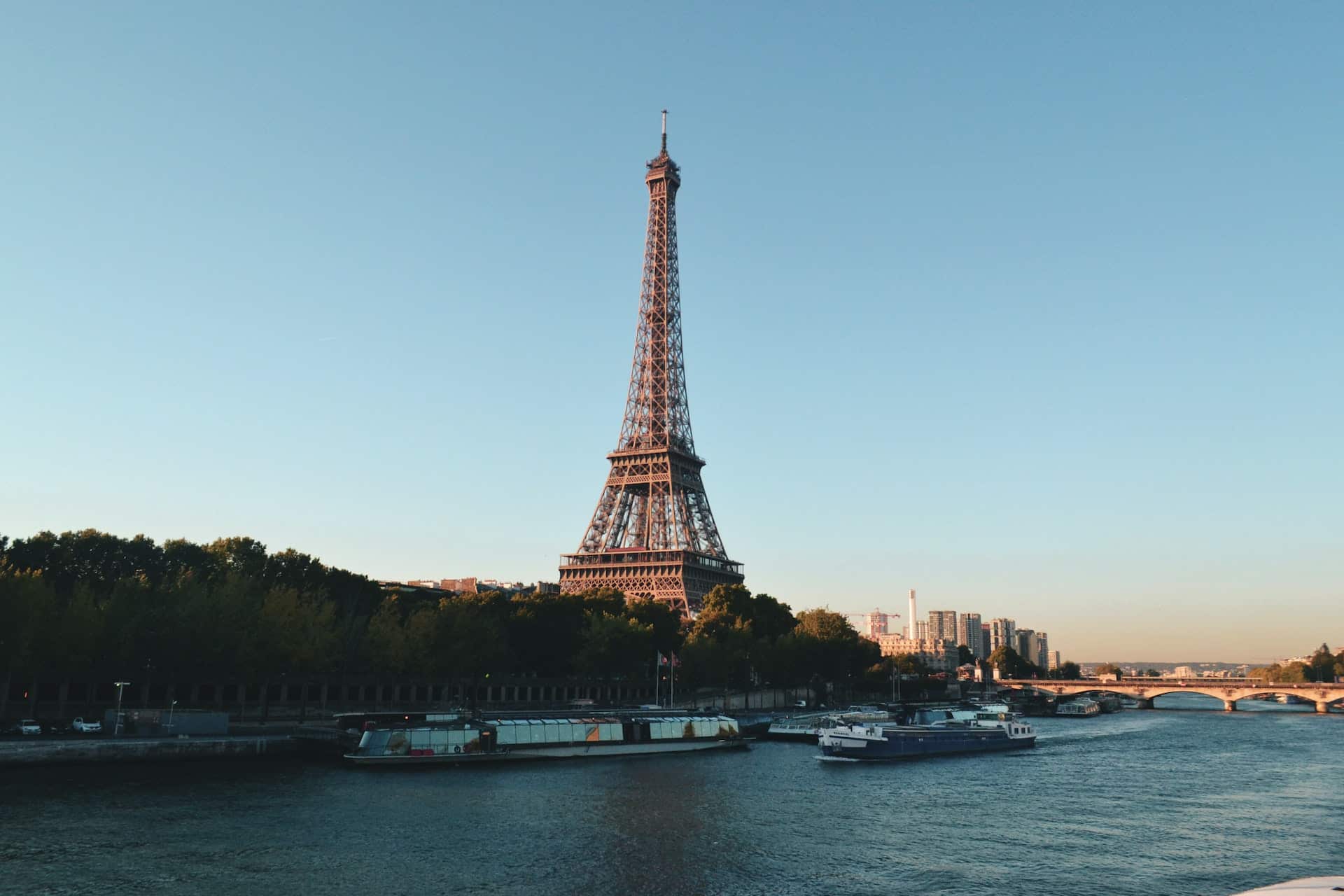 You are currently viewing Combien de mètres mesure la tour Eiffel ?