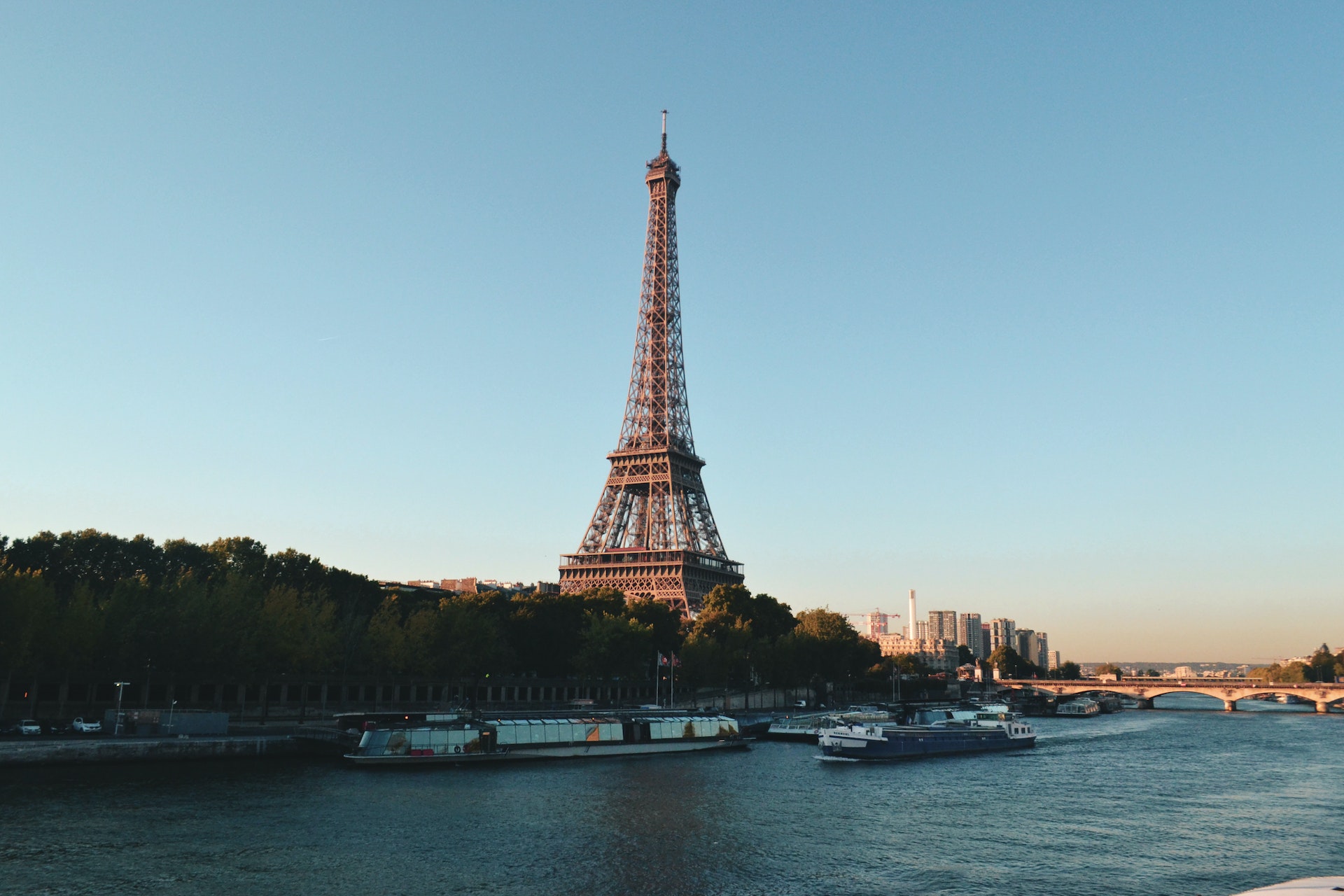 la tour eiffel de paris mesure combien